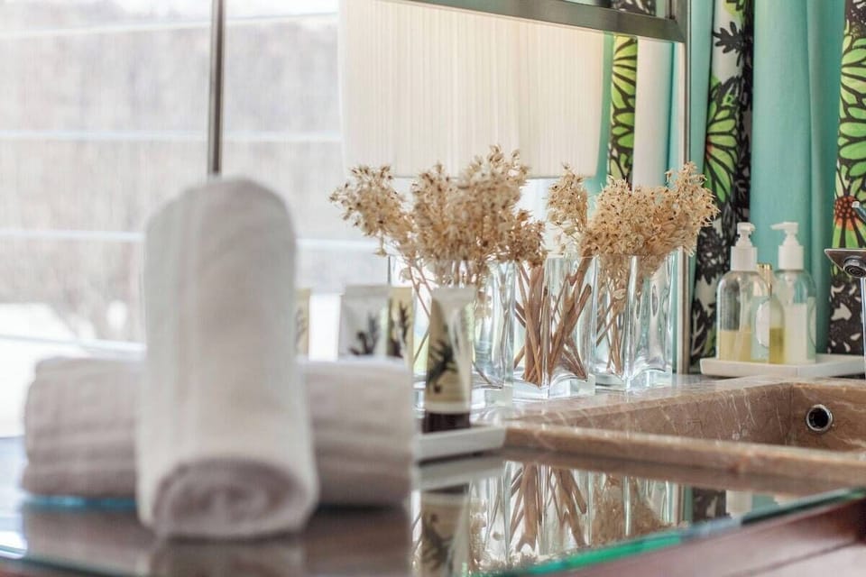 Bathroom vanity with dried flowers and toiletries — Villa do Casalinho, holiday villa in Sesimbra