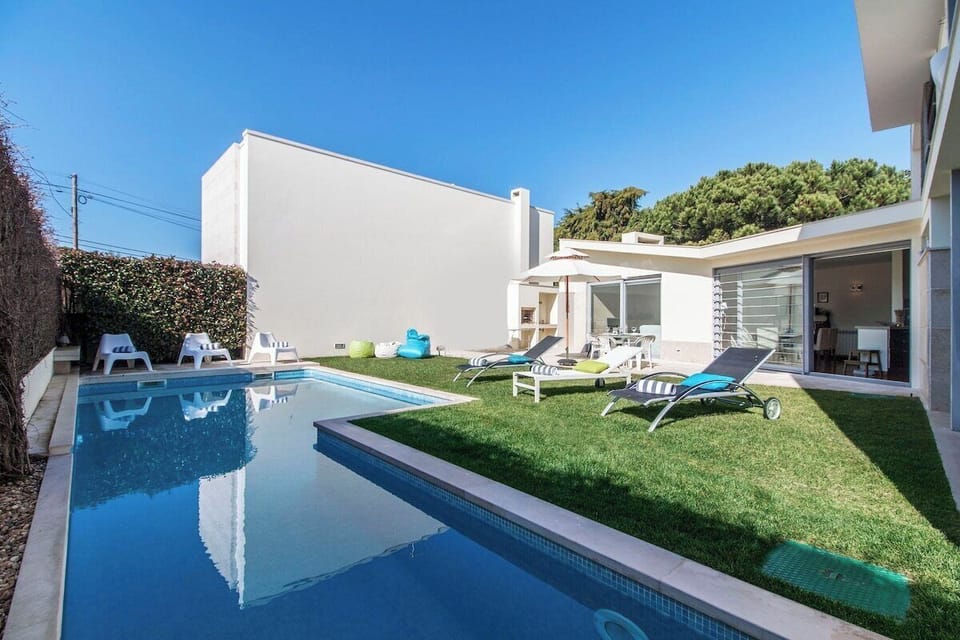 Private pool and sun terrace with loungers — Villa do Casalinho, holiday villa in Sesimbra