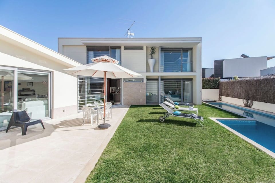 Private pool and sun terrace with manicured lawn — Villa do Casalinho, holiday villa in Sesimbra