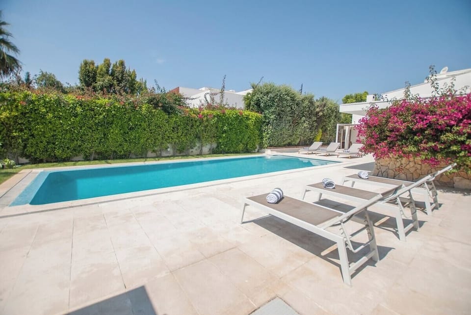 Private pool and sun terrace with loungers — Villa Linda, holiday villa in Sesimbra