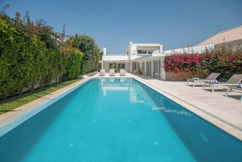 Private pool and sun terrace with loungers — Villa Linda, holiday villa in Sesimbra