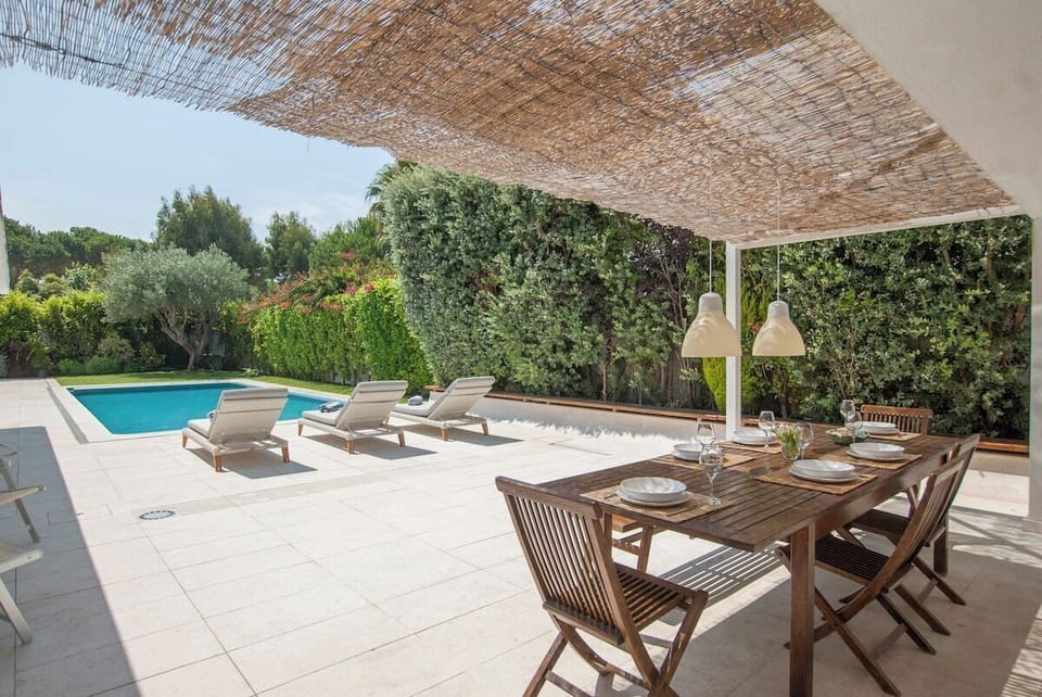 Shaded dining terrace overlooking swimming pool — Villa Linda, holiday villa in Sesimbra