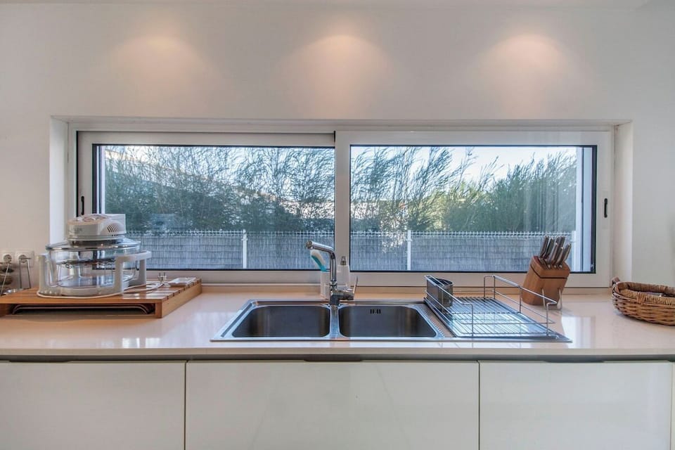 Modern kitchen with dual sink and large windows — Villa Comporta, holiday villa in Alcácer do Sal