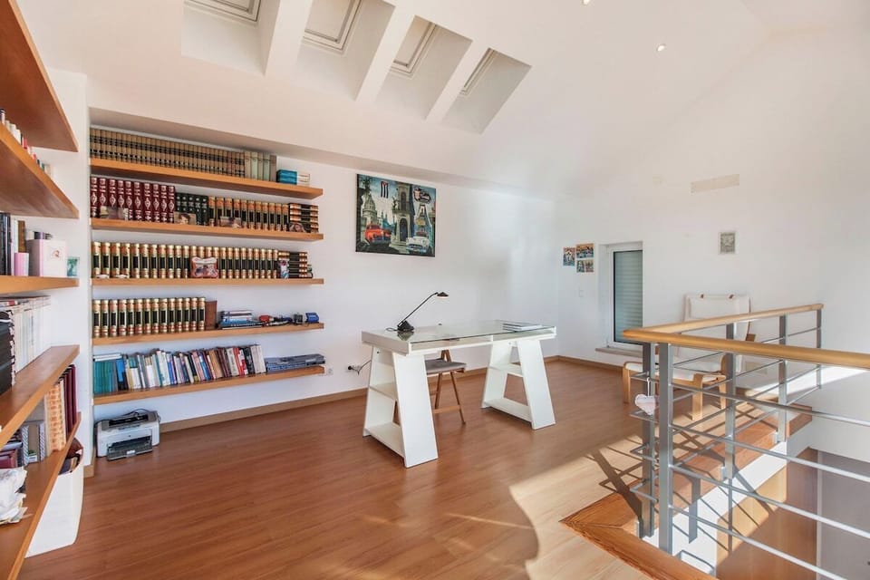 Modern home library with wooden shelving — Villa Comporta, holiday villa in Alcácer do Sal