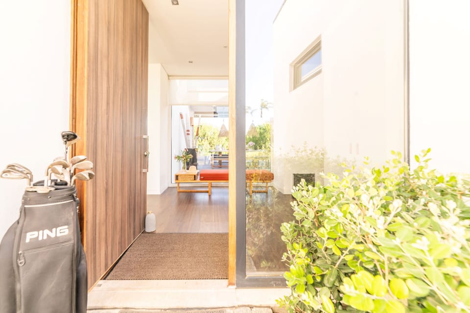 Bright entrance hallway with golf bag storage — Villa Montchavin, luxury holiday villa in Sesimbra