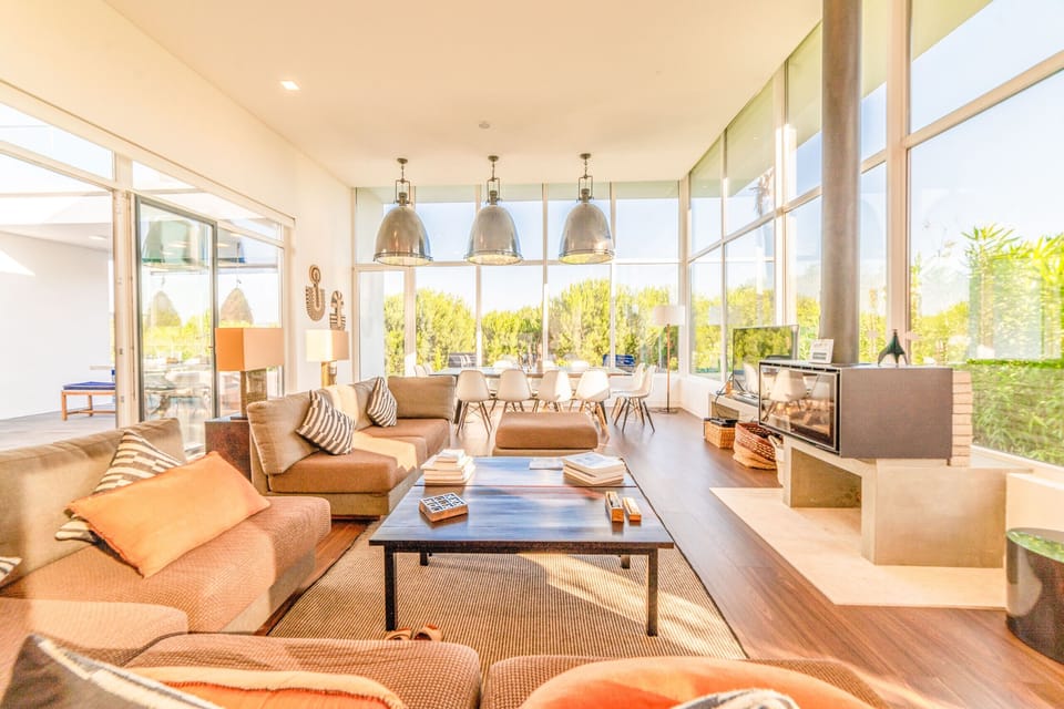 Bright open-plan living room with three pendant lights — Villa Montchavin, holiday villa in Sesimbra