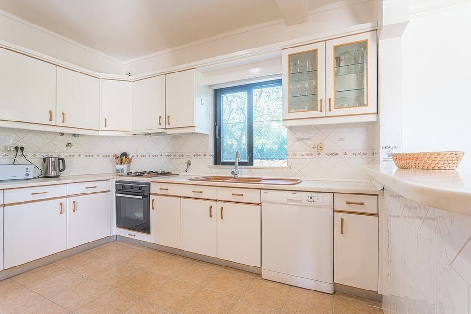 Fully equipped and modern kitchen.