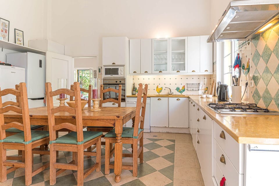 Spacious and fully equipped kitchen.