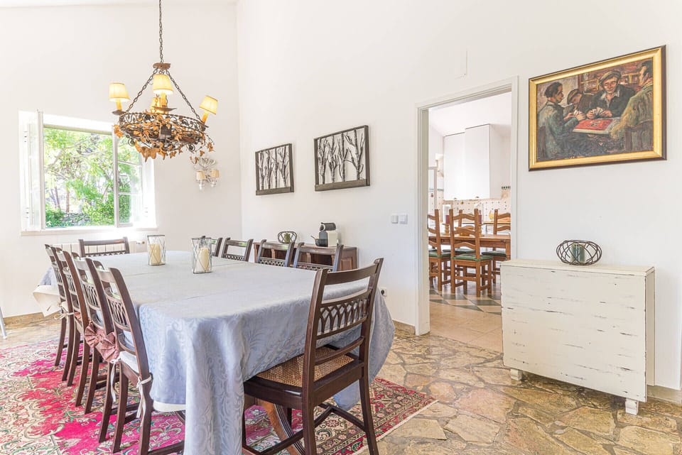 Elegant dining room with round table and wooden chairs — Villa Anita, holiday villa in Sintra