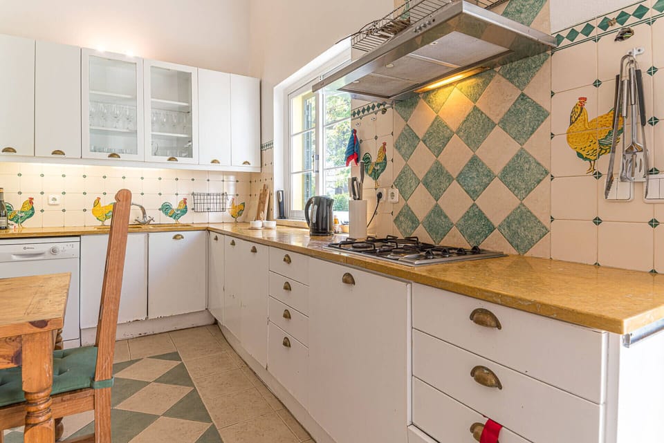 Charming country kitchen with rooster-themed tiles — Villa Anita, holiday villa in Sintra