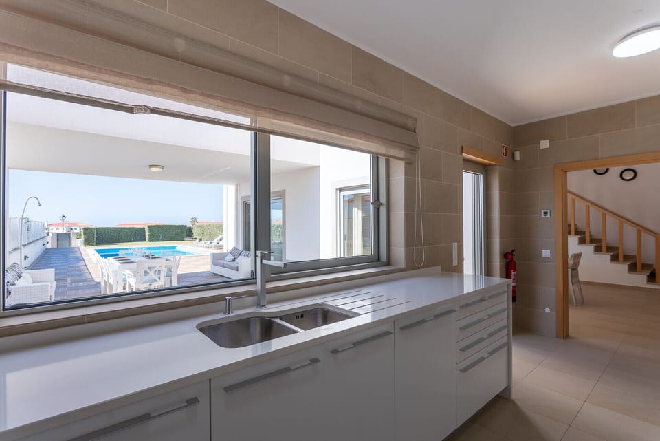 Modern kitchen with double sink and sliding glass doors — Villa del Rey VIII, holiday villa in Óbidos