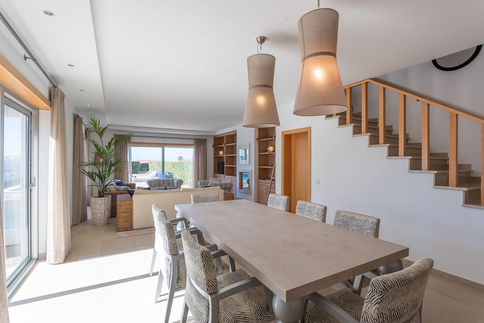 Open-plan dining and living area with pendant lighting — Villa del Rey VIII, luxury holiday villa in Óbidos