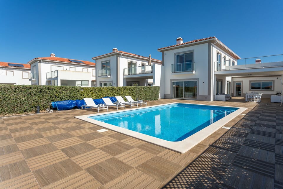 Private pool and wooden sun terrace — Villa del Rey VIII, holiday villa in Óbidos