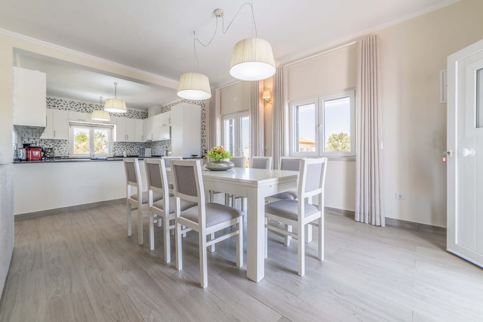 Open-plan kitchen and dining room with island and pendant lights — Monte do Vale, holiday villa in Ferreira do Alentejo