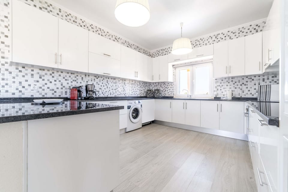 Modern white kitchen with mosaic tile backsplash — Monte do Vale, holiday villa in Ferreira do Alentejo