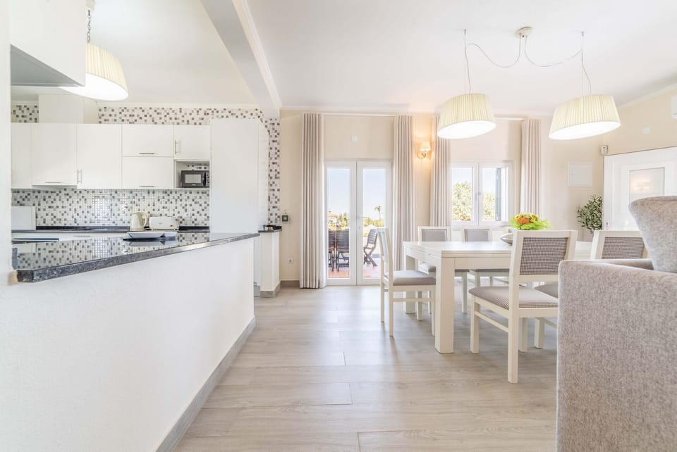 Bright open-plan kitchen and dining area with mosaic backsplash — Monte do Vale, holiday villa in Ferreira do Alentejo