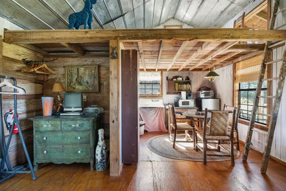 Historical country cabin in Round Top! House in Texas