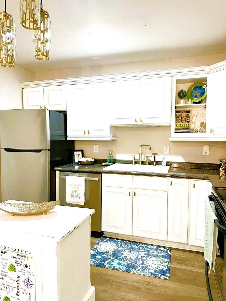 Spacious open full kitchen.
