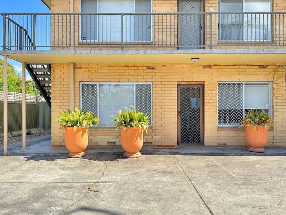 Perfectly wedged between Adelaide’s CBD and the popular Glenelg Beach, this quaint apartment provides the perfect opportunity to explore the very best this city has on offer. 