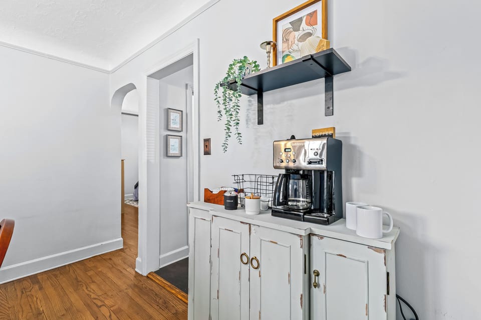 This coffee maker is the perfect way to start your day off right. Wake up to the smell of freshly brewed coffee and enjoy a relaxing morning in this cozy cabin.