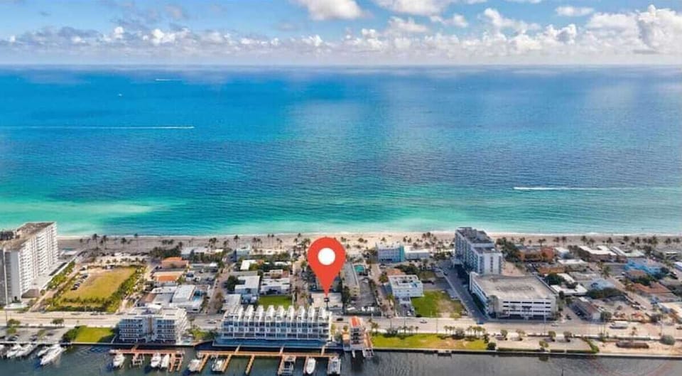 Amazing bird's eye view of the beach and serene neighborhood