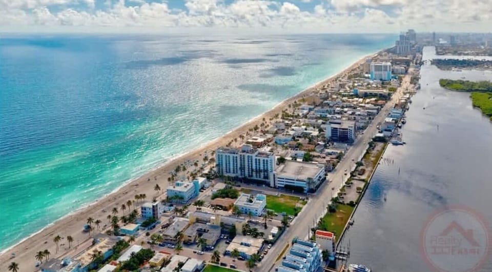 Amazing bird's eye view of the beach and serene neighborhood