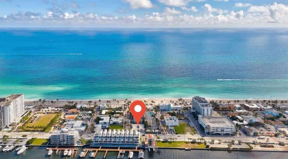 Amazing bird's eye view of the beach and serene neighborhood