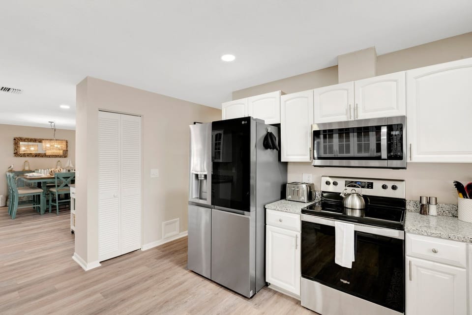 Kitchen - New modern appliances throughout the home