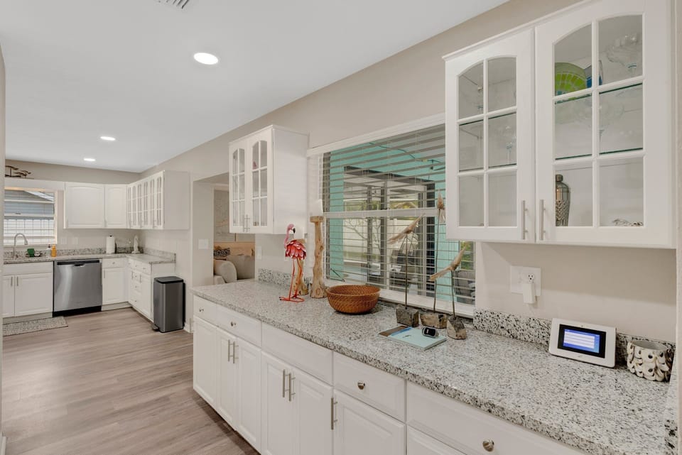 Kitchen - Plenty of storage and countertop space