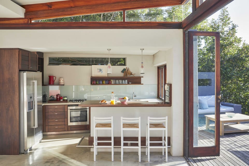 pool cottage kitchen & bar counter