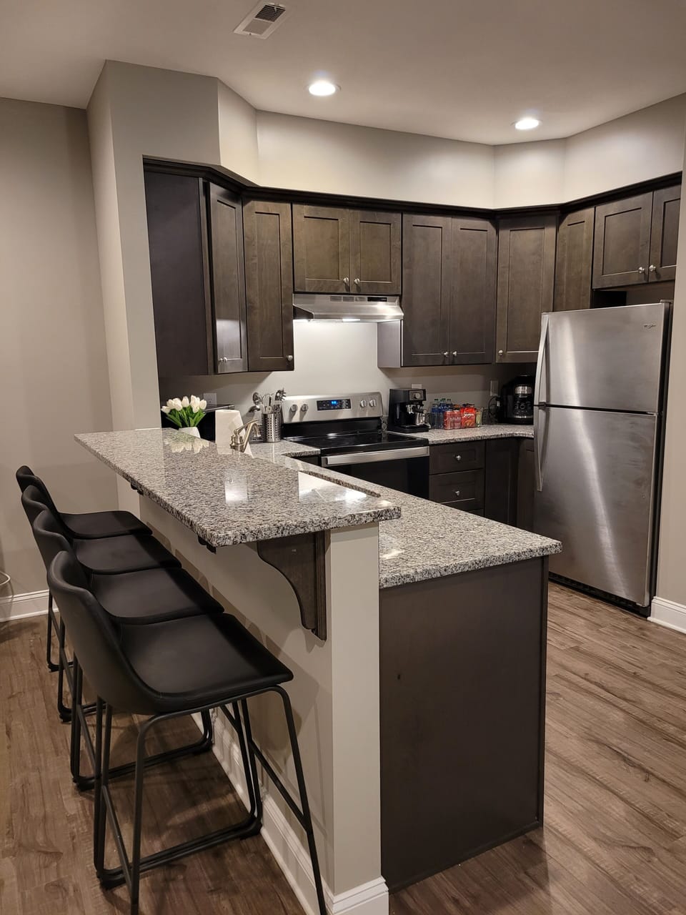 Fully stocked kitchen with seating for four at the peninsula 