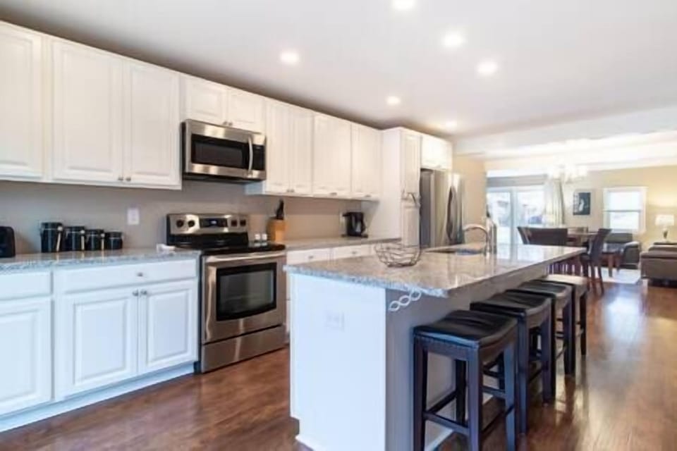 Fully equipped kitchen. (1)