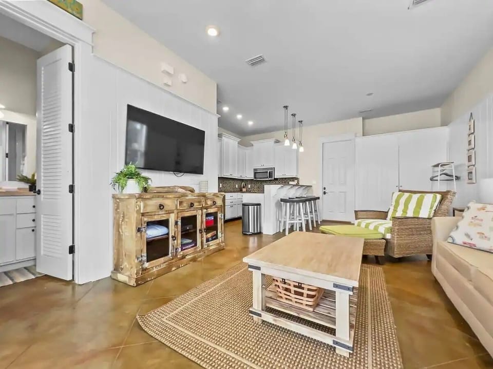 Ground level suite queen murphy bed, full pullout couch, kitchen, & bathroom. 