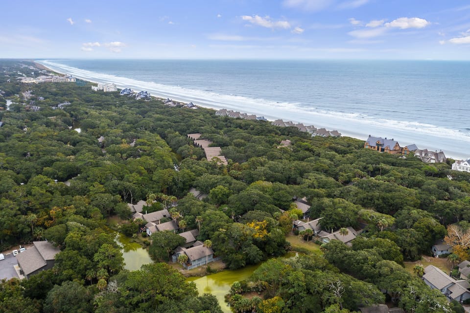 Aerial Views of Cottages and close distance to the beach!
