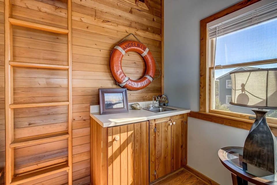 Top-Level Den with Deck Access