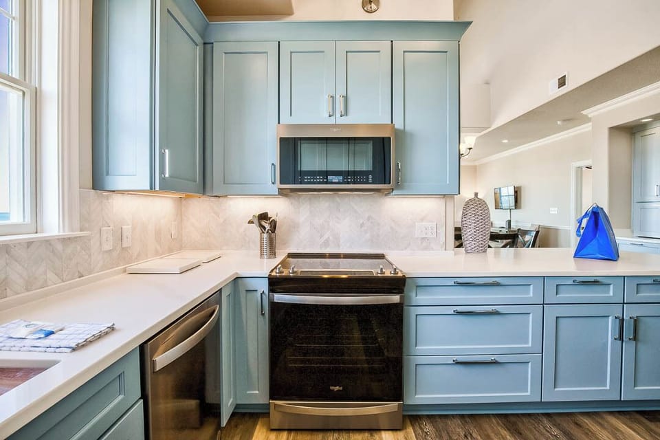 Main-Level Kitchen with Bar (seats 4)