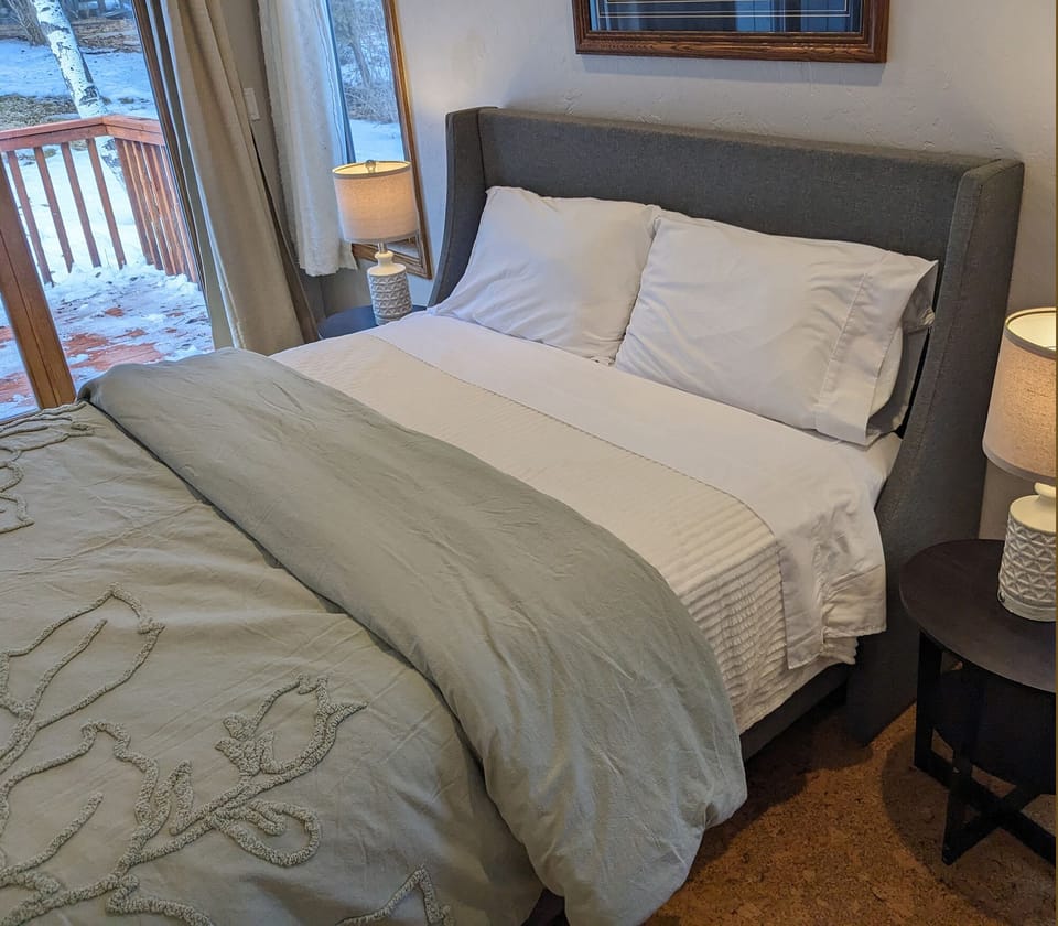 Peaceful Master Ensuite with  luxurious bedding.