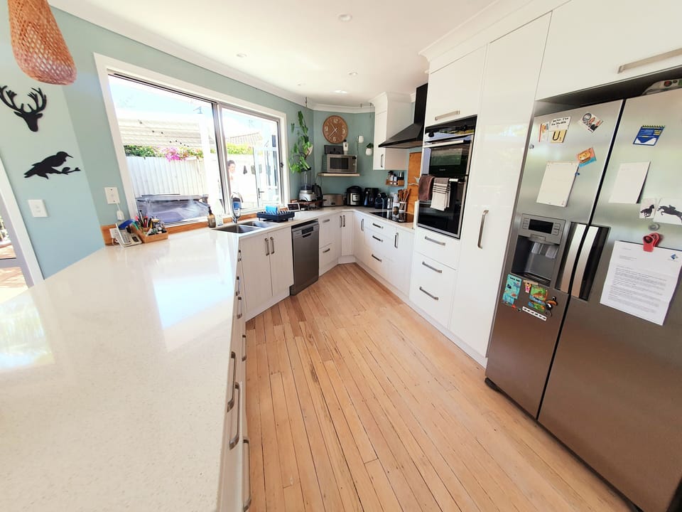 Full Kitchen and breakfast bar