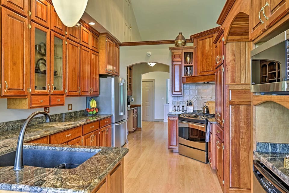Kitchen: Culinary adventures await in this stunning, fully equipped gourmet kitchen!