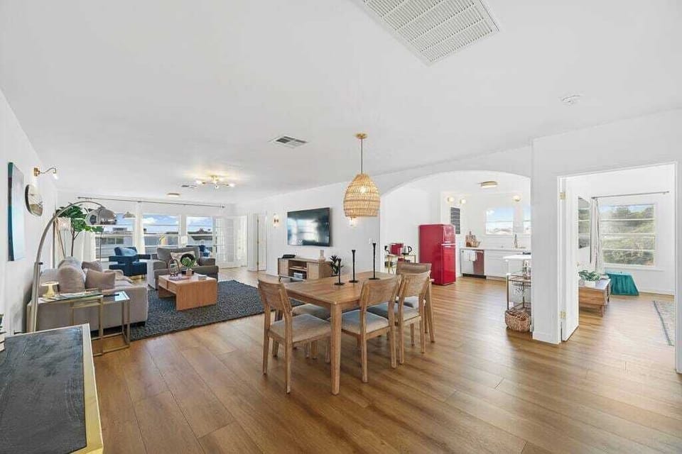 Suite B Dining Area