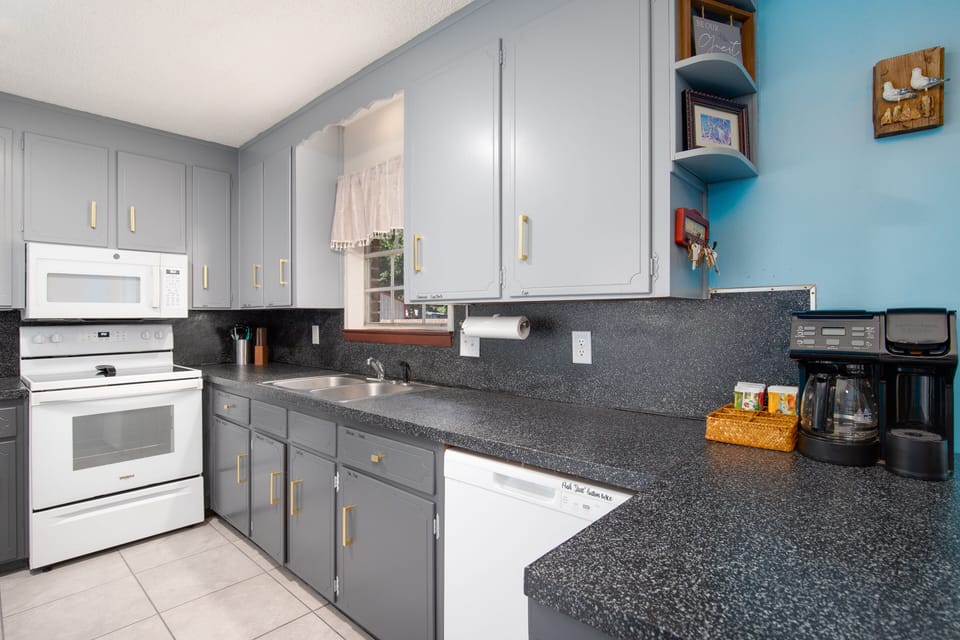 Kitchen, oven, stove, Keurig coffee maker, dishwasher, wifi