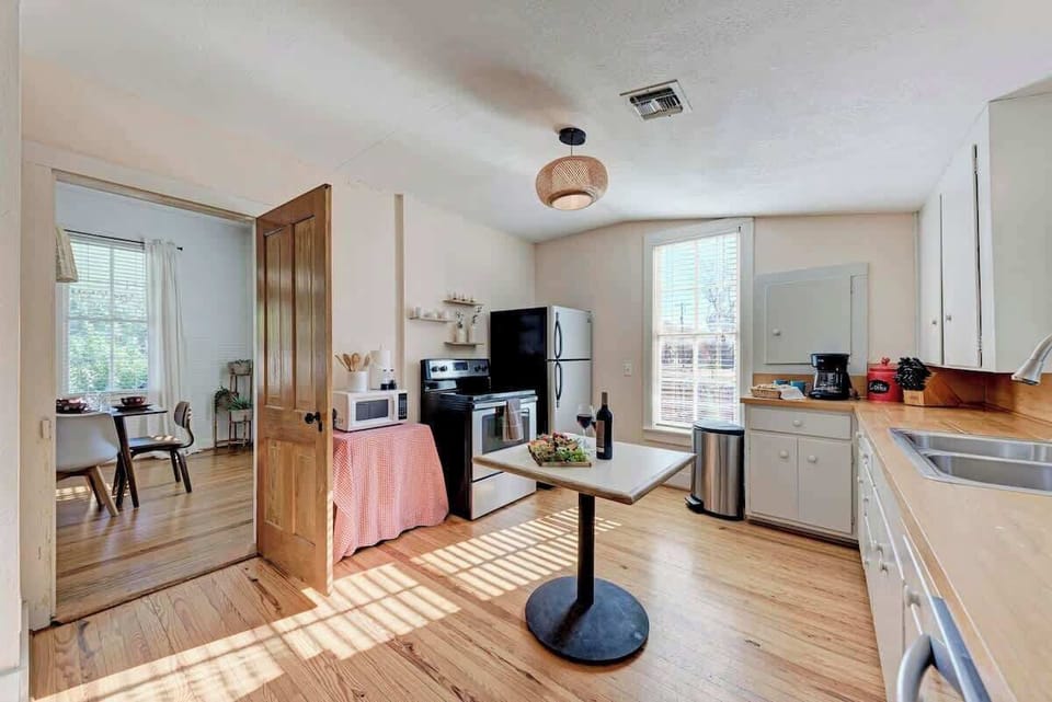 Fully kitchen.