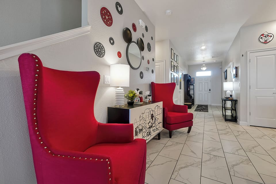 This front sitting nook is great for coffee, reading, or a quiet chat before everyone’s up.