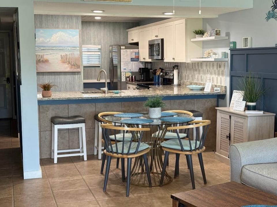 Dining/Bar Area