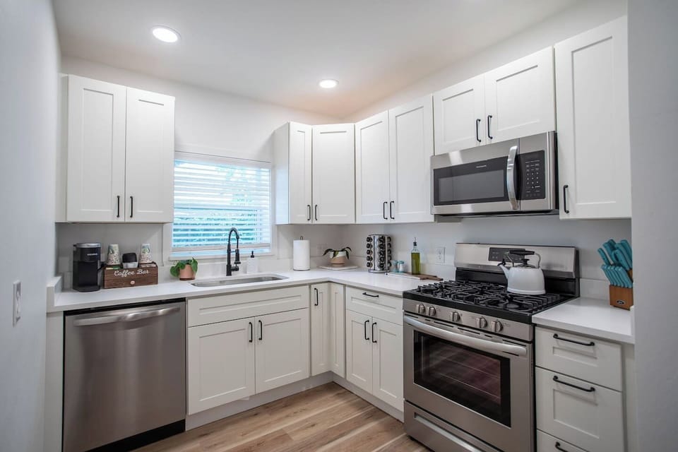 Fully equipped kitchen with modern appliances, including a stove, oven, refrigerator, microwave, and all the utensils and cookware you need to prepare your favorite meals.