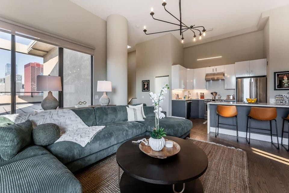 Welcome to our one-of-a-kind 3bd/2.5ba penthouse!