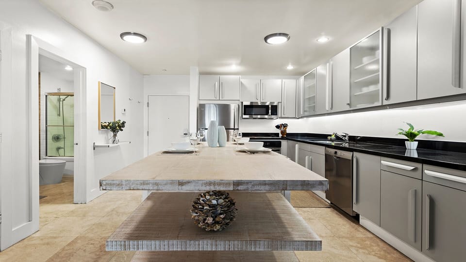 Full Kitchen with Dining table