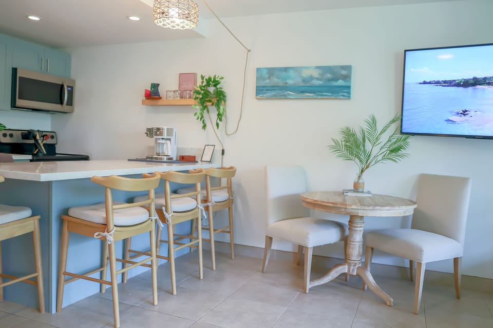 Oversize bar counter & dining table. Everything you need for family get together