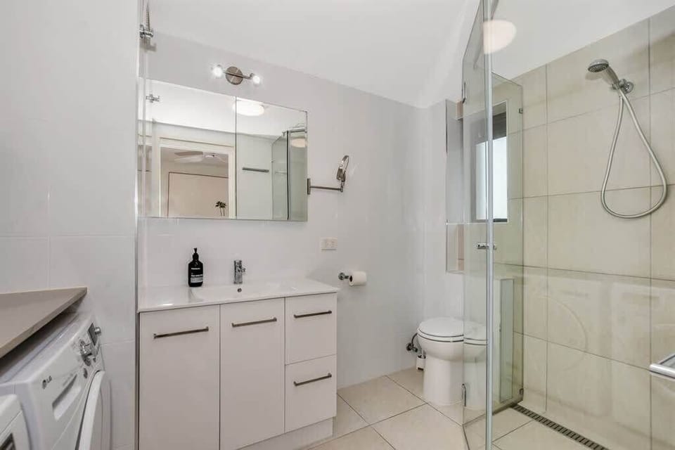 2nd floor 2 bdrm, 2 bth, air con, free wifi, BBQ