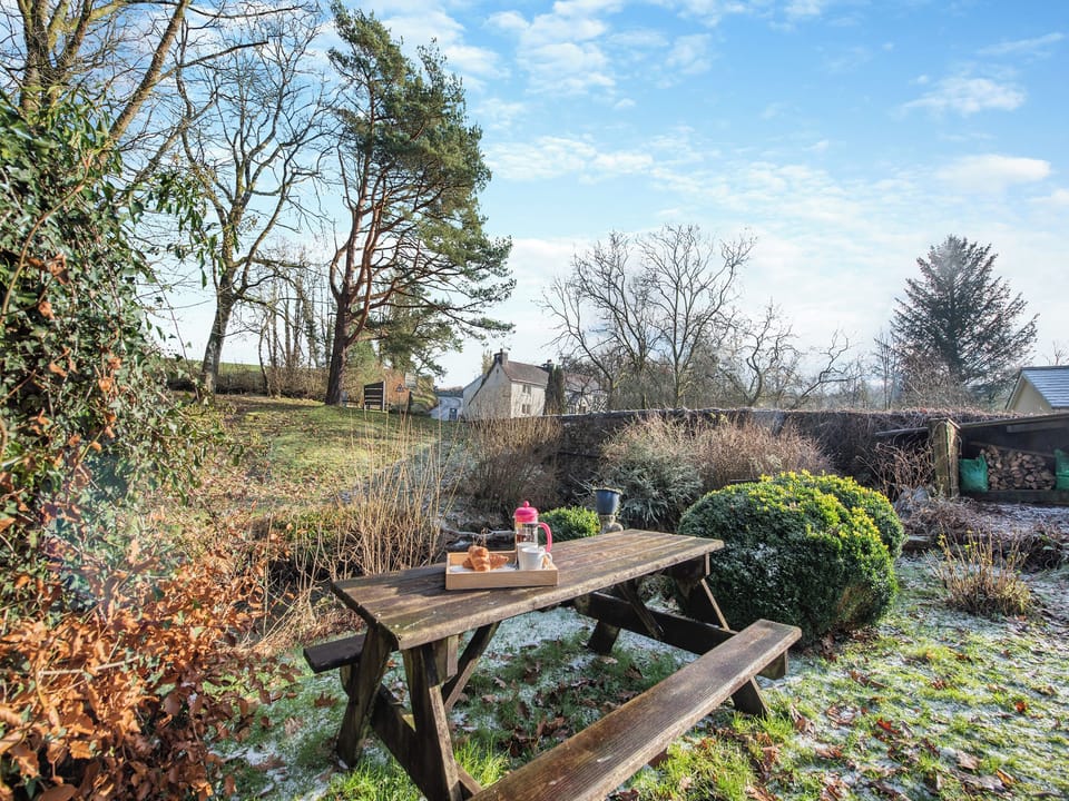 Sitting-out-area | Yr Hen Efail, Abergorlech